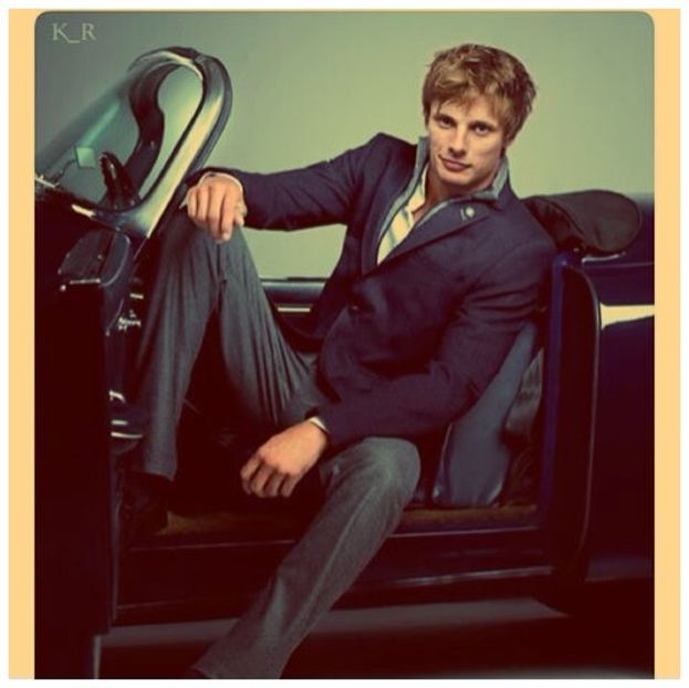 ╬┇ Langa tine sau pe tine? Nu am inteles partea asta. [ma intind pe masa si imi mentin privirea - S01xE01 Noi de aici nu plecăm - nu plecăm acasă