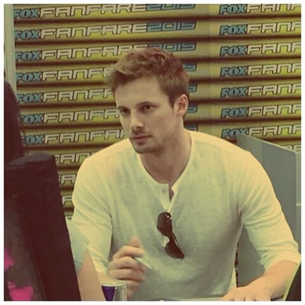 ╬┇ Nu multumesc, stau bine pe masa. [imi duc privirea pe tavan si zambesc] - S01xE01 Noi de aici nu plecăm - nu plecăm acasă