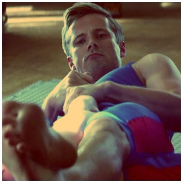 ╬┇ [ii i-au sticla din mana cand trece pe langa masa si beau din ea] Multam! - S01xE01 Noi de aici nu plecăm - nu plecăm acasă