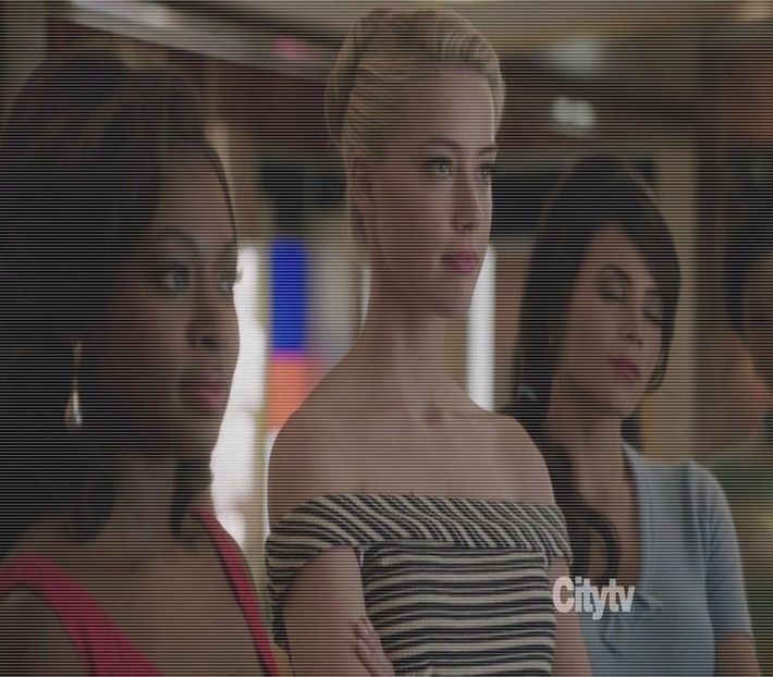 ─ # Îl privesc încruntată și mă opresc lângă masă. Știai că mai sunt și alte sticle în dulapul ăla, - S01xE01 Noi de aici nu plecăm - nu plecăm acasă