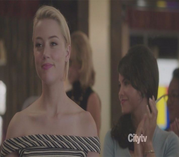 ─ # Îmi ridic privirea când vine în fața mea, râzând scurt. Poate.. # Mai iau o gură și o - S01xE01 Noi de aici nu plecăm - nu plecăm acasă