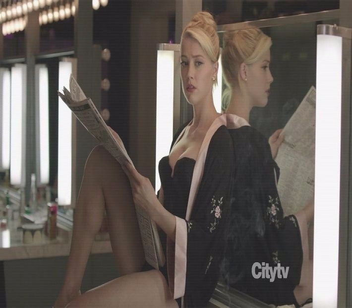 ─ # Îmi dau ochii peste cap și-i dau sticla. Bine, ia-o. - S01xE01 Noi de aici nu plecăm - nu plecăm acasă