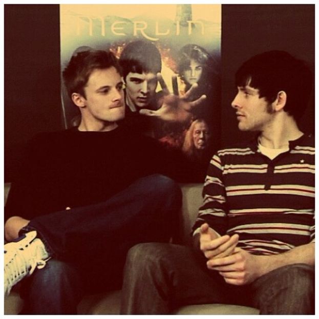 ╬┇ [ii las sticla si ma asez langa ea] -Nu ma asteptam cedezi asa usor. - S01xE01 Noi de aici nu plecăm - nu plecăm acasă