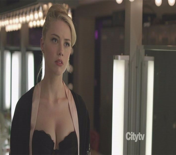 ─ Decât să mă bați la cap, mai bine așa. # Îmi îndrept din nou atenția spre tv. - S01xE01 Noi de aici nu plecăm - nu plecăm acasă