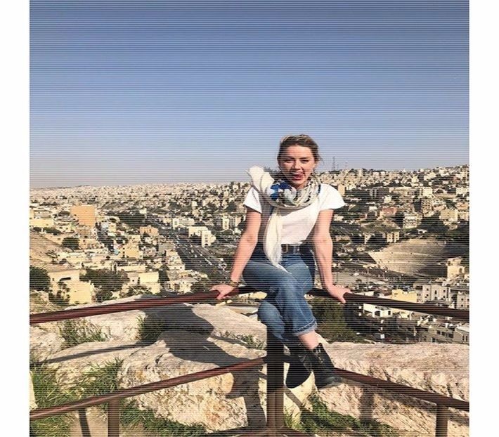 ─ # Îmi duc privirea spre tricoul aruncat și ridic o sprânceană. Nu-mi place.. # Schimb programul - S01xE01 Noi de aici nu plecăm - nu plecăm acasă