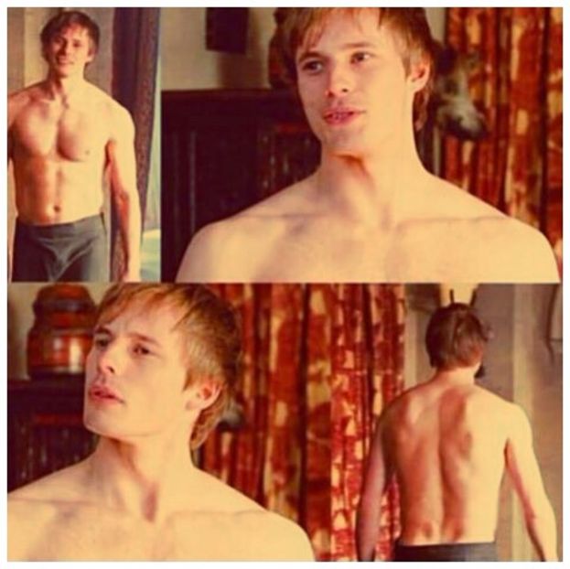 ╬┇ Poti sa te uiti la ce vrei, eu ma pregatesc in caz ca ma ia somnul din cauza ta. Asa ca, poti - S01xE01 Noi de aici nu plecăm - nu plecăm acasă