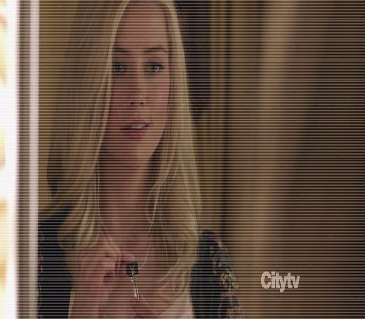 ─ Aww, ce drăguț din partea ta. # Îmi subțiez vocea și-mi las capul într-o parte, privindu-l. Bine,  - S01xE01 Noi de aici nu plecăm - nu plecăm acasă