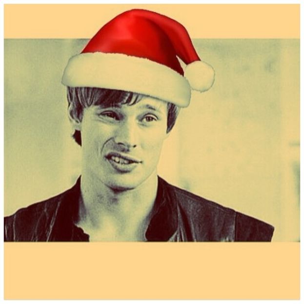 ╬┇ Nu trebuie sa fiu singurul. [arunc bluza de pe ea si o privesc lung] - S01xE01 Noi de aici nu plecăm - nu plecăm acasă