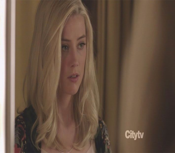 ─ # Nici nu apuc să reacționez când îmi dă bluza jos și-l privesc încruntată. Și asta trebuia să-mi - S01xE01 Noi de aici nu plecăm - nu plecăm acasă