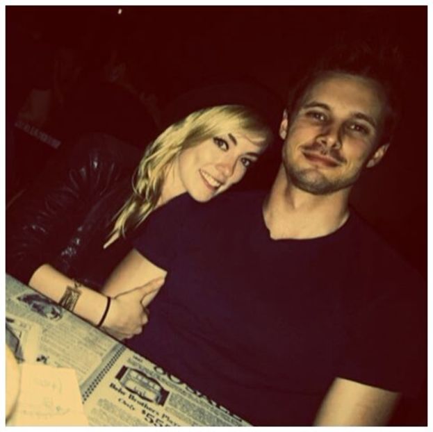 ╬┇Tu ai zis ca iti plac barbatii directi, eu nu vreau sa fiu singurul asa. [imi duc mainile pe - S01xE01 Noi de aici nu plecăm - nu plecăm acasă