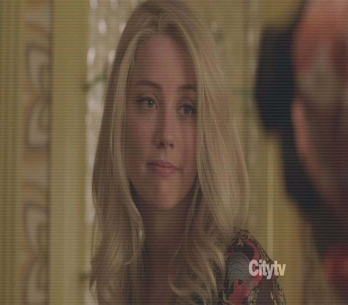 ─ Da, mai bine țineam asta pentru mine. # Îmi așez mâinile peste ale lui pentru a-l opri și - S01xE01 Noi de aici nu plecăm - nu plecăm acasă