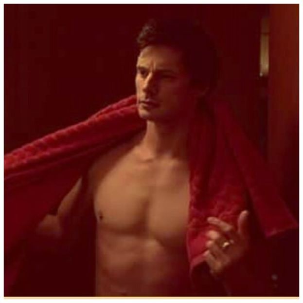 ╬┇ Nu ma intereseaza cine coboara sau ce intelege. [imi duc mana catre bo;;xeri si continui sa ma - S01xE01 Noi de aici nu plecăm - nu plecăm acasă