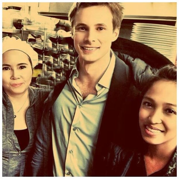 ╬┇ [imi duc o mana pe piciorul ei si imi umezesc buzele privind-o] - S01xE01 Noi de aici nu plecăm - nu plecăm acasă