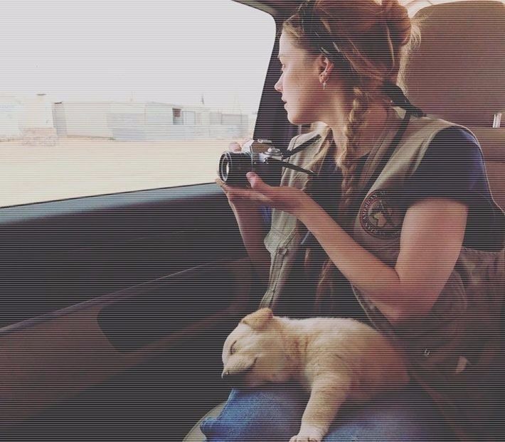 ─ # Iau sticla de la gură și trec cu limba peste buze, coborându-mi privirea la mâna lui ce era - S01xE01 Noi de aici nu plecăm - nu plecăm acasă