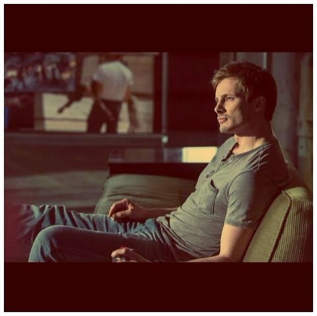 ╬┇ Ma holbez la tine, asa-i? [cu mana in continuare pe piciorul ei si ma ca salivez langa ea] - S01xE01 Noi de aici nu plecăm - nu plecăm acasă