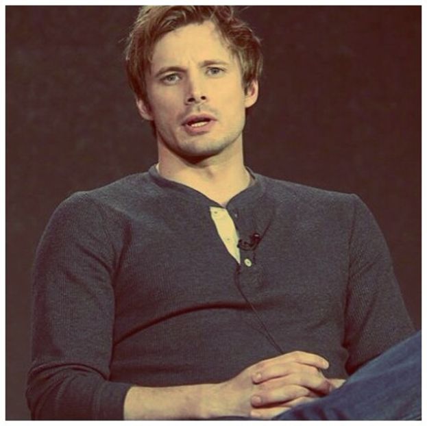 ╬┇ Parca nu te interesa daca coboara careva, oricum nu conteaza, ti-a venit iubirea. Pacat - S01xE01 Noi de aici nu plecăm - nu plecăm acasă