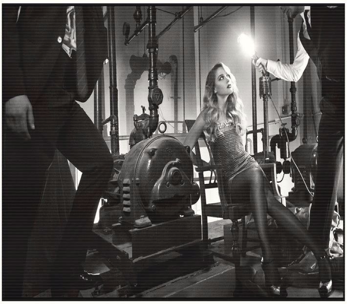 ─ Era doar un fel de a spune. # Îmi dau ochii peste cap și-l privesc, începând să-i șoptesc cât să m - S01xE01 Noi de aici nu plecăm - nu plecăm acasă