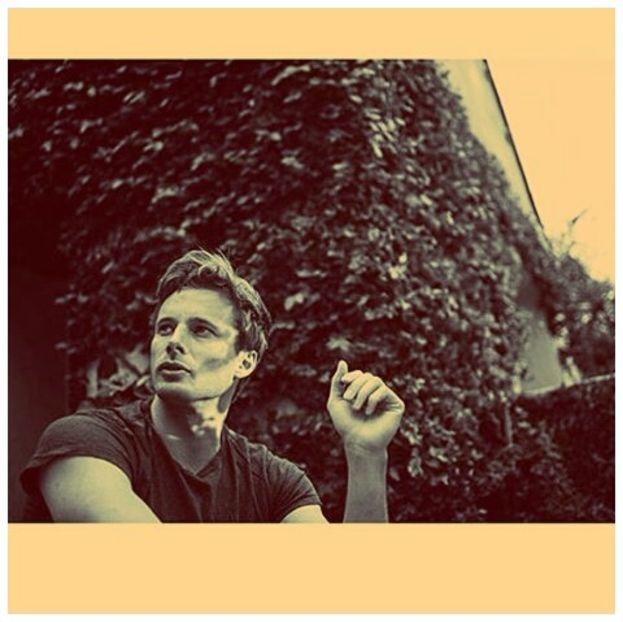 ╬┇ Atunci, ce pot sa zic. Norocul meu. [o strang in brate si incep sa rad] Iti dau tricoul? - S01xE01 Noi de aici nu plecăm - nu plecăm acasă