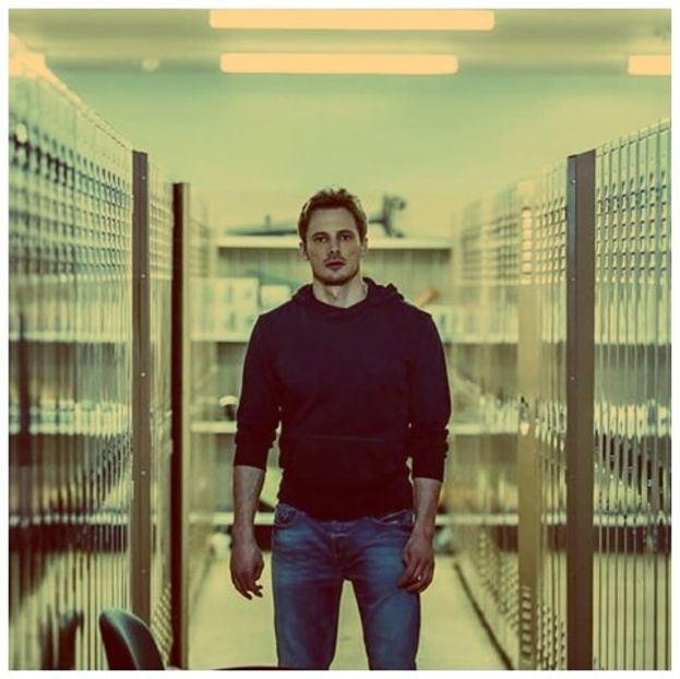 ╬┇ Cineva are chef de morala, plictisitor. [ma ridic si imi i-au pantalonii in mana] Stii unde ma - S01xE01 Noi de aici nu plecăm - nu plecăm acasă