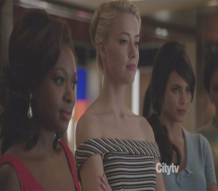 ─ suport așa ceva, dar uite cum tu țineai legătura cu Selena prin intermediul site-urilor - S01xE01 Noi de aici nu plecăm - nu plecăm acasă