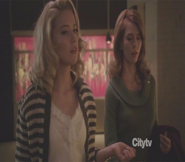 ─ N-ai de ce să vomiți, dar e alegerea ta. # Ridic din umeri și-mi duc din nou privirea spre - S01xE01 Noi de aici nu plecăm - nu plecăm acasă