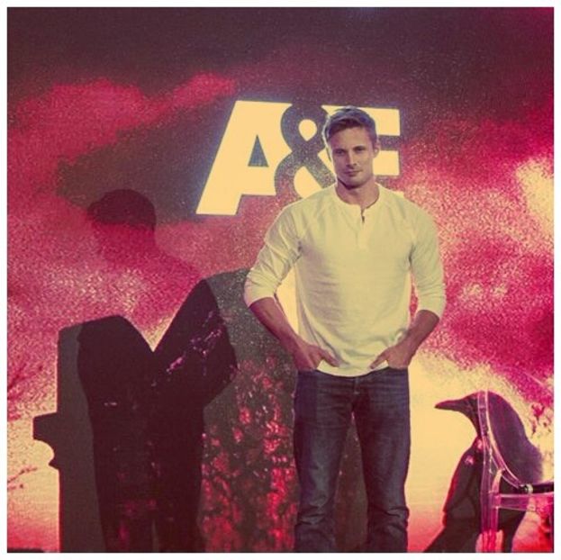 ╬┇ Nu pot sa stau in acelasi loc cu un om atat de valoros si atat de elegant in vulgaritatea - S01xE01 Noi de aici nu plecăm - nu plecăm acasă