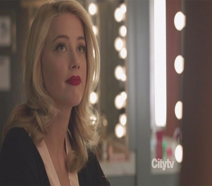 ─ # Privesc către ușă, apoi din nou la el și ridic ușor o sprânceană. Eu m-aș duce după el, dacă aș - S01xE01 Noi de aici nu plecăm - nu plecăm acasă