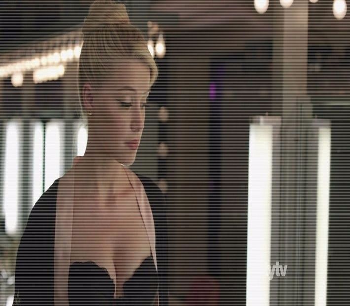 ─ # Îmi mușc obrazul pe interior și mă ridic de pe canapea, îndreptându-mă spre ușă, unde mă opresc - S01xE01 Noi de aici nu plecăm - nu plecăm acasă