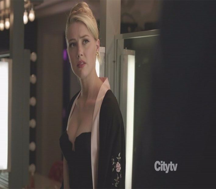 ─ # Cobor treptele și-mi bag mâinile în buzunarele jachetei, începând să mă plimb prin curte - S01xE01 Noi de aici nu plecăm - nu plecăm acasă