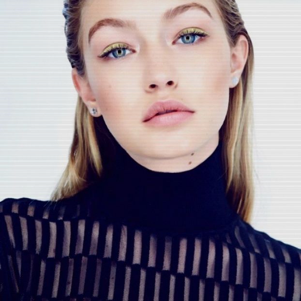 ⚜️ ᴅɪᴀᴍᴏɴᴅsʜɪɴᴇ ⚡️ -Ooo dar ce mamică fericită avem noi aici.Zâmbesc larg și o analizez puțin. - S01xE01 Noi de aici nu plecăm - nu plecăm acasă