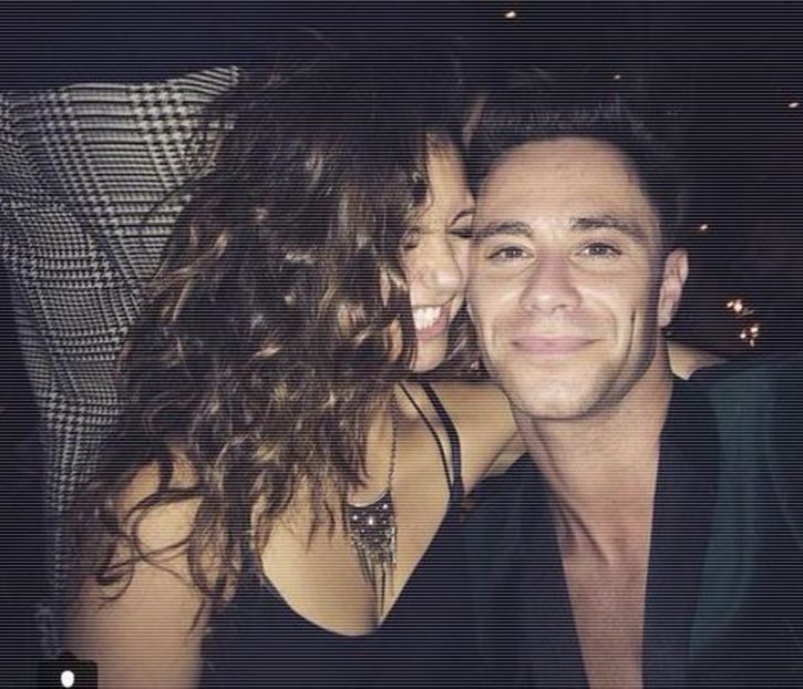 ╰✿μλbuoϝᴉc❥.; # Îmi întind picioarele pe marginea mesei și-mi pun o pernă pe burtă, privindu-le zâmb - S01xE01 Noi de aici nu plecăm - nu plecăm acasă