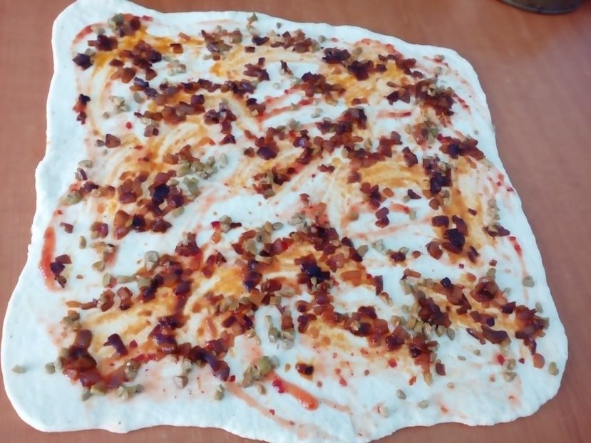 Pâine decorativă cu sos chili, ceapă cu boia și măsline verzi - 1 - Culinar 3