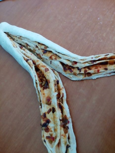 Pâine decorativă cu sos chili, ceapă cu boia și măsline verzi - 3 - Culinar 3