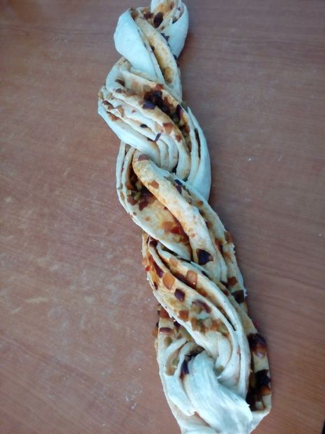 Pâine decorativă cu sos chili, ceapă cu boia și măsline verzi - 4 - Culinar 3