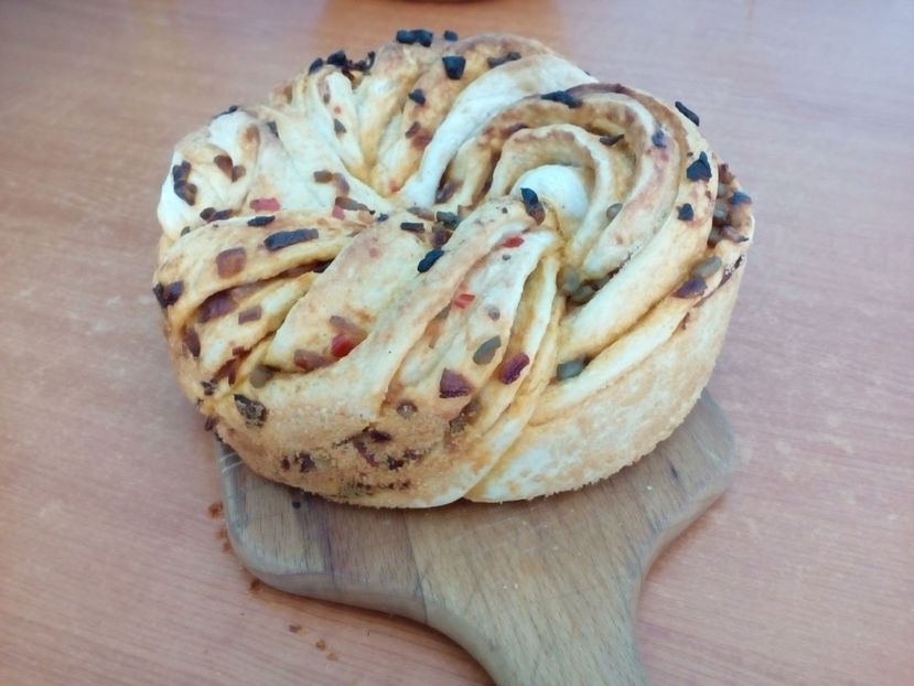 Pâine decorativă cu sos chili, ceapă cu boia și măsline verzi - 5 - Culinar 3
