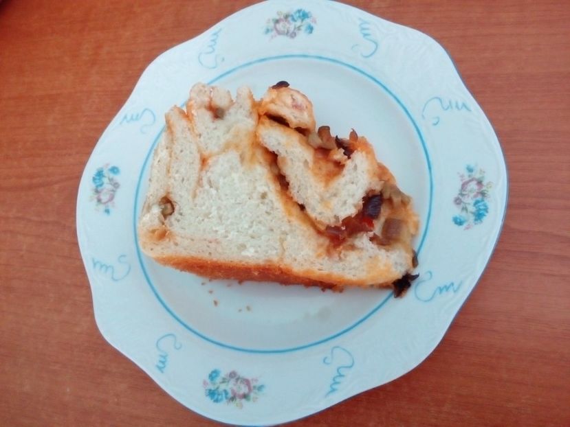 Pâine decorativa cu sos chili, ceapă cu boia și măsline verzi - 6 - Culinar 3