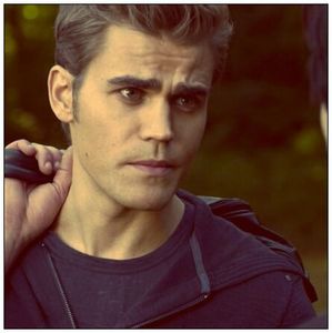 •► Acum vin, stai asa. Sanu te misti. [ma asez la loc pe canapea si imi desfac berea] - S01xE01 Noi de aici nu plecăm - nu plecăm acasă