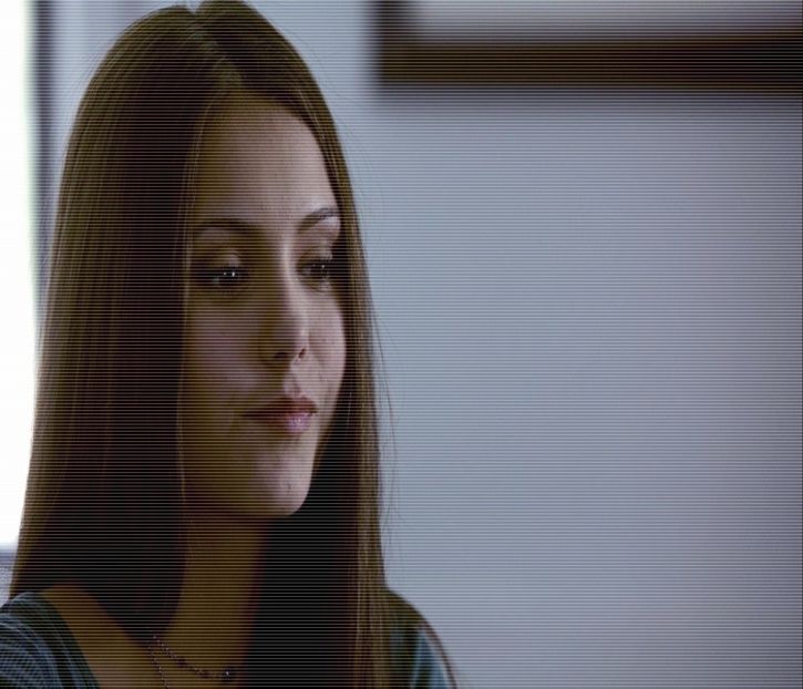 ╰✿μλbuoϝᴉc❥.; # Mă așez înapoi pe canapea și așez paharul pe masă. - S01xE01 Noi de aici nu plecăm - nu plecăm acasă