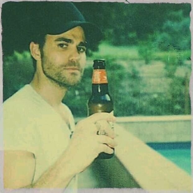 •► Sigur, sa ma anunti si pe mine cand o sa fie ziua aia. [i-au sticla de pe masa si beau din ea] - S01xE01 Noi de aici nu plecăm - nu plecăm acasă