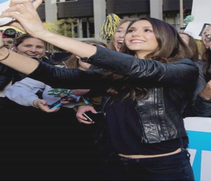 ╰✿μλbuoϝᴉc❥.; Nu te pot minți, dar chiar arată bine pentru vârsta ei, nici nu mă pot gândi la o - S01xE01 Noi de aici nu plecăm - nu plecăm acasă