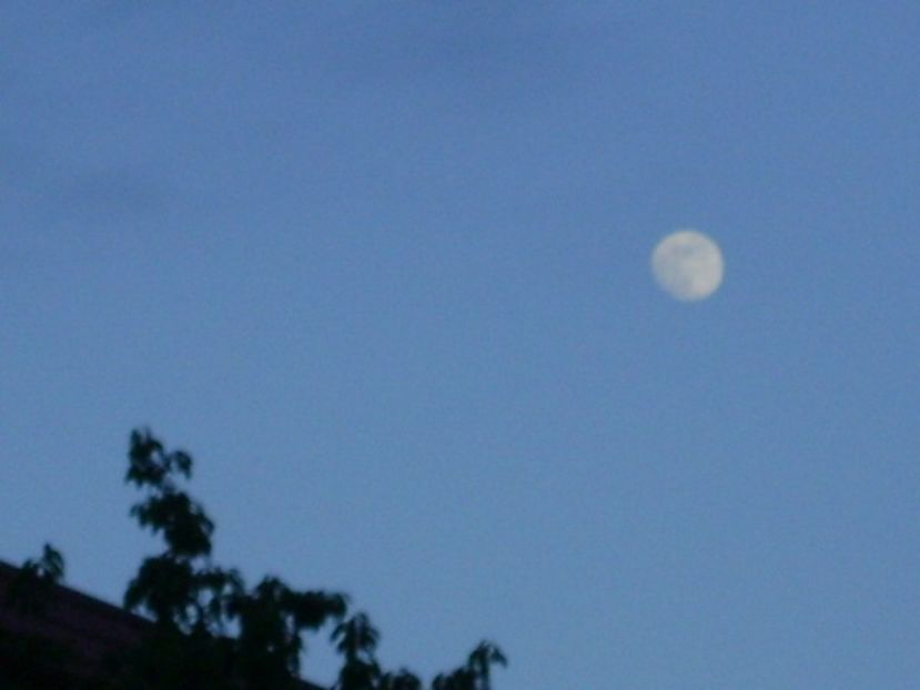 Luna in crestere in Scorpion - Luna - Soarele si norii - 1