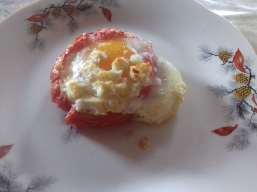 Roșie umplută cu brânză și ou, la cuptor - Retete 1