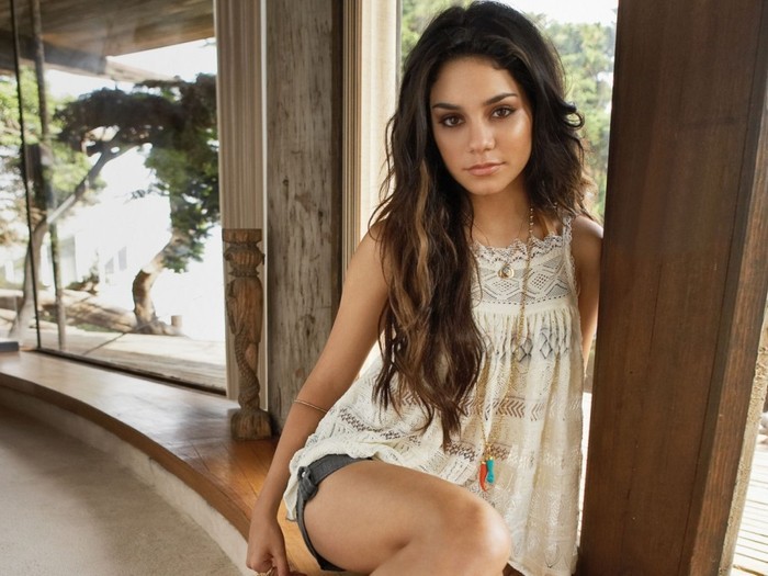 Vanessa Hudgens (28)