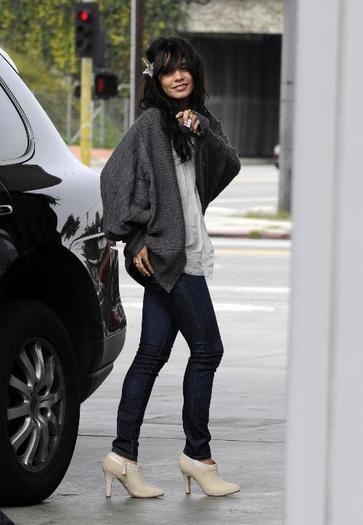 Vanessa Hudgens (86)