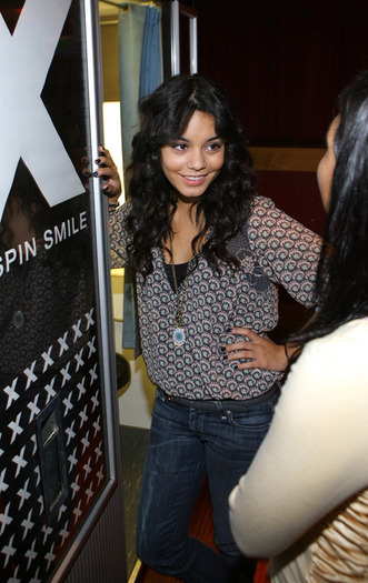 Vanessa Hudgens (101) - x - Vanessa Hudgens