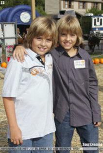 2587_180px-Dylan_&_Cole_01 - Dylan Sprouse