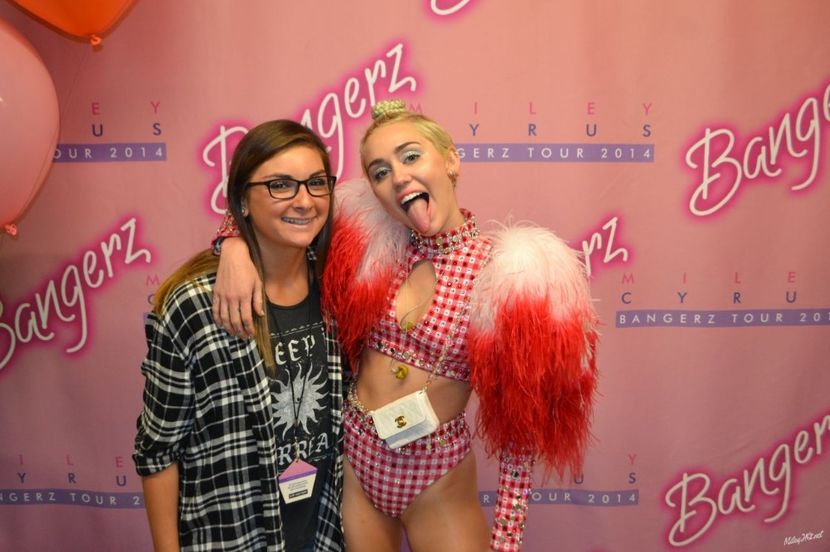miley-cyrus-meet-greet-at-united-center-in-chicago-august-2014_1 - 01 Miley