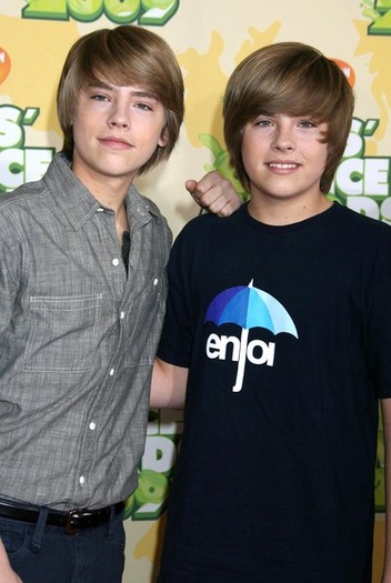 Nickelodeon+2009+Kids+Choice+Awards+uNm2NYDQxuQl - Zack si Cody ce viata minunata