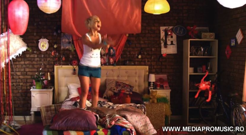 bandicam 2018-07-22 01-36-53-213 - 01 Love is music