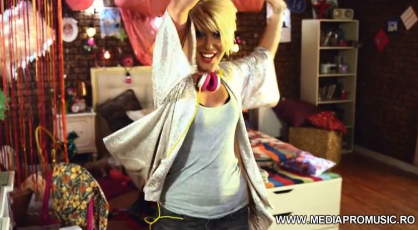 bandicam 2018-07-22 01-36-56-482 - 01 Love is music